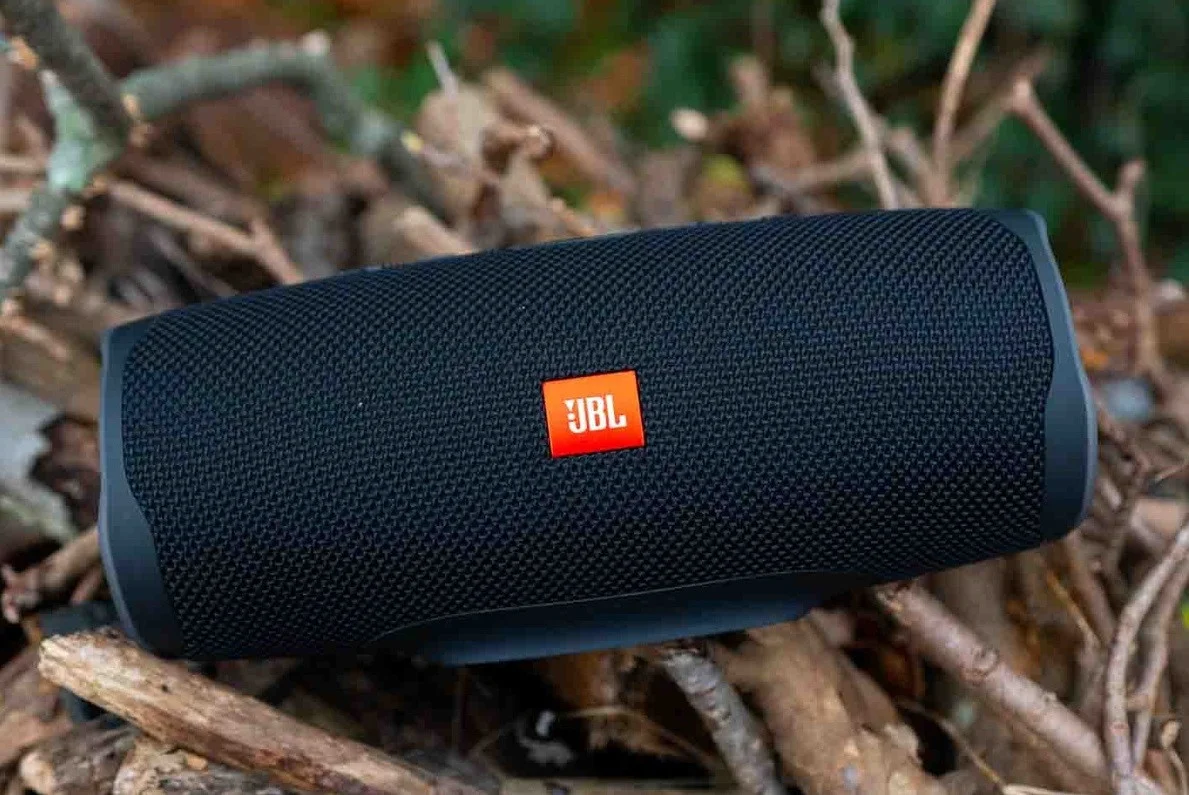 Колонки JBL удобно брать на отдых