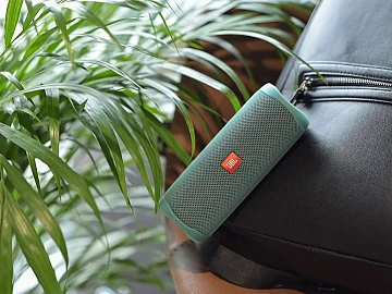 Колонки JBL удобно брать на отдых